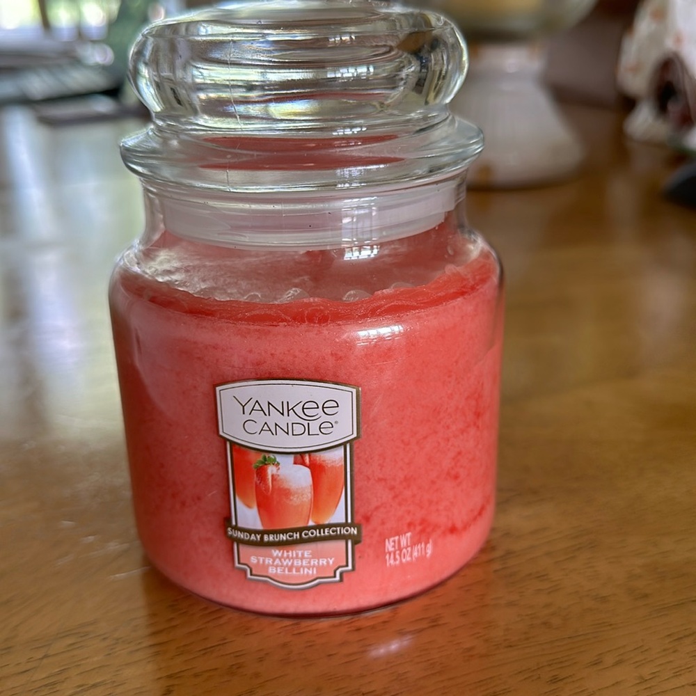 Yankee Candle White Strawberry Bellini medium Jar  new